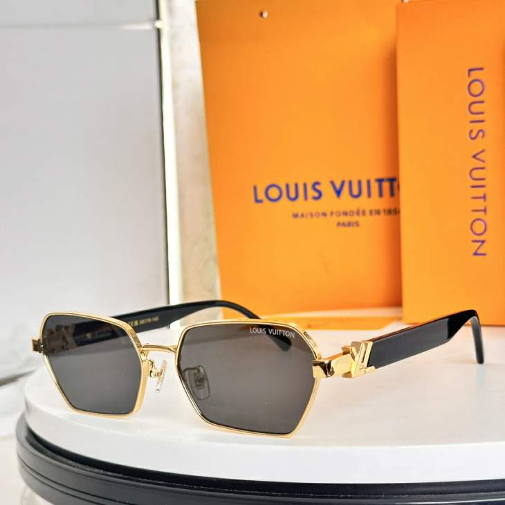 Picture of Louis Vuitton Sunglasses _SKUfw76720645fw